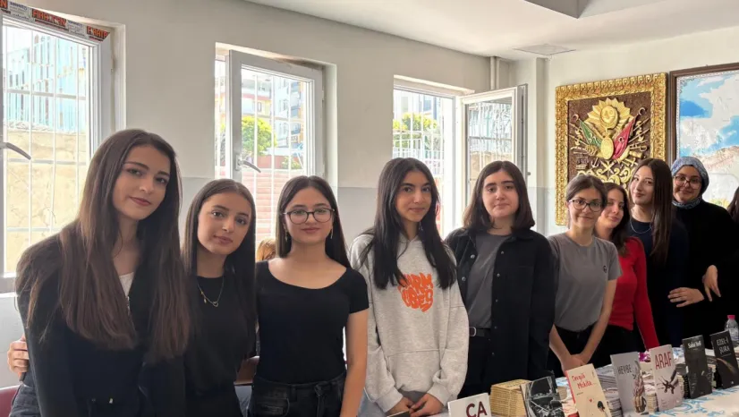 Cumhuriyet Anadolu Lisesi Öğrenci ve Öğretmen Kitapları Tanıtım Ve İmza Günü Etkinliği