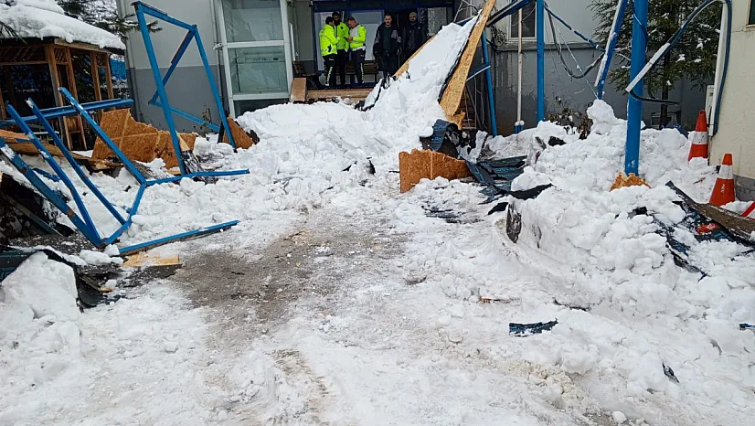 Doğanşehir'de Kar Yağışı Nedeniyle Sundurma Çöktü