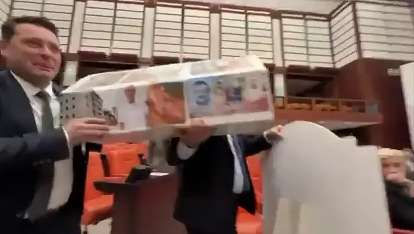 Genel Kurul'da Gergin Anlar: Maket Tabut Tartışması Gölgesinde Emekli Düzenlemesi Geçti