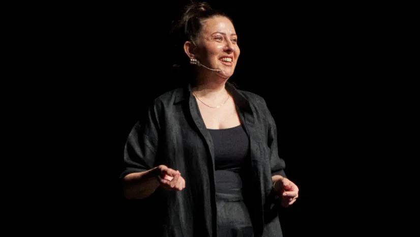 Gülmek ve Düşünmek Bir Arada: Özlem Kosif Malatya Seyircisiyle Buluşuyor