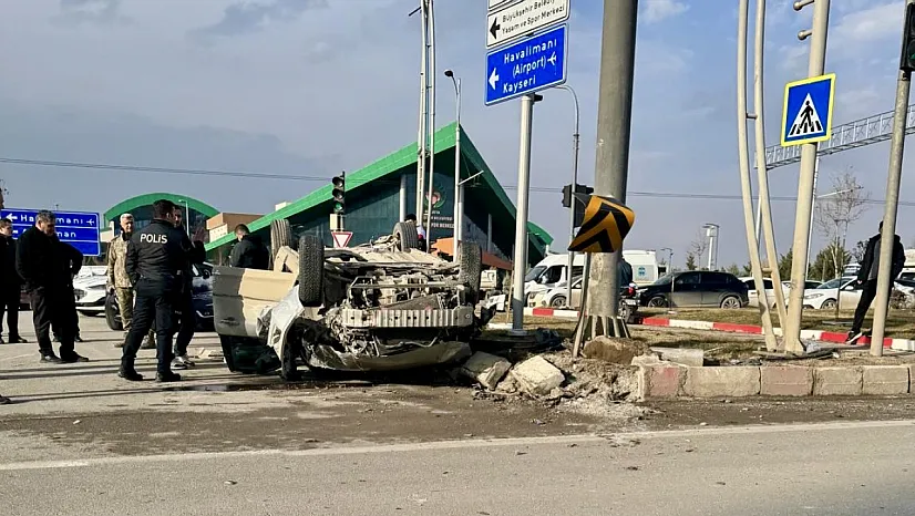 Hava Lojmanları Kavşağında Feci Çarpışma: Araç Ters Döndü, 5 Yaralı