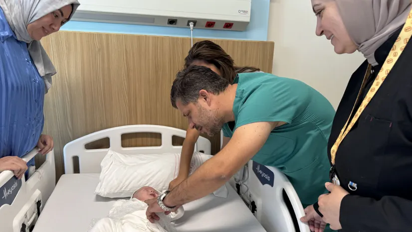 Kalbi göğüs kafesi dışında doğan bebek tedavi edildi