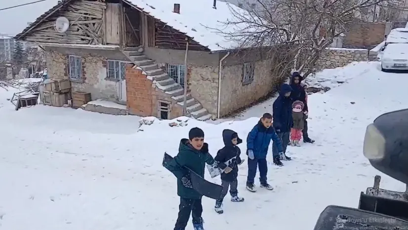 Kar Keyfi İçin Sokak Kapandı: İş Makinesine Çocuk Engeli