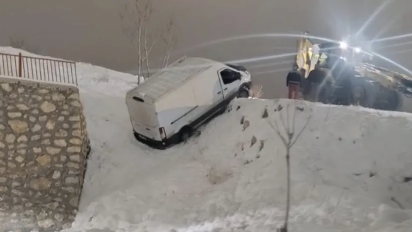 Kernek'te Kurtarma Çalışması Kaza ile Sonuçlandı: Minibüs Yerden Çakıldı