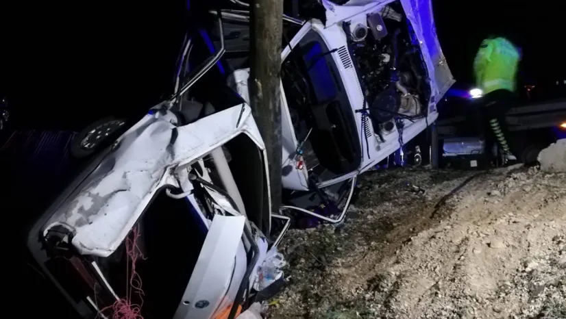 Kontrolden çıkan otomobil direğe çarptı: 1 ölü, 2 yaralı