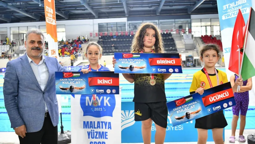 Küçük Yüzücülerden Gazze'ye Anlamlı Destek