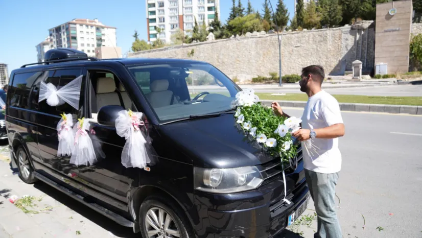 Makam Aracı Gelin Arabası Oldu
