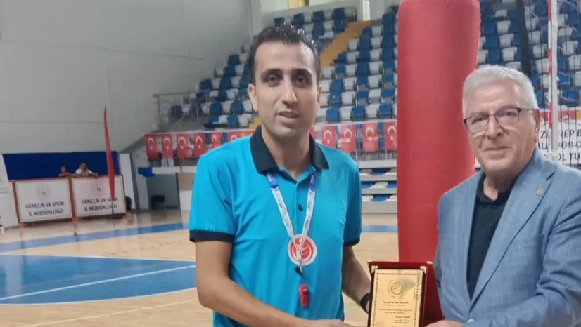 Malatya Amatör Spor Kulüpleri'nden Furkan Salduz'a Anlamlı Plaket