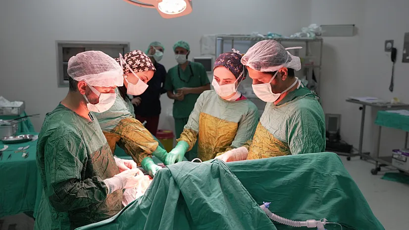 Malatya'da Zorlu Ameliyat: Böbrek ve Böbrek Üstü Bezindeki Dev Tümör Alındı