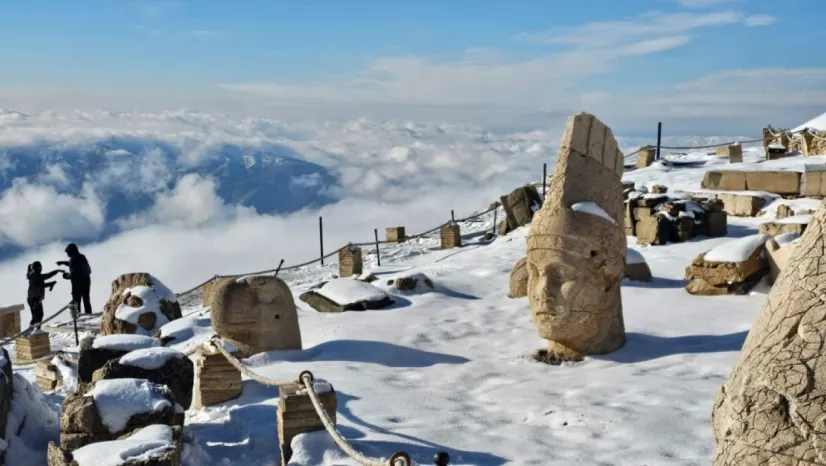 Nisan ayında Nemrut'ta turistlere kar sürprizi