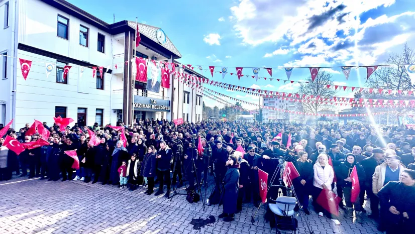 Soğuğa Rağmen Binlerce Kişi Göçer İçin Toplandı