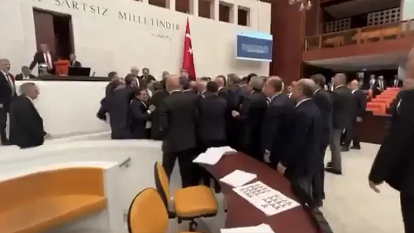 TBMM'de Protesto ve Arbede: Emekli Aylığı 20 Bin TL'ye Yükseltildi