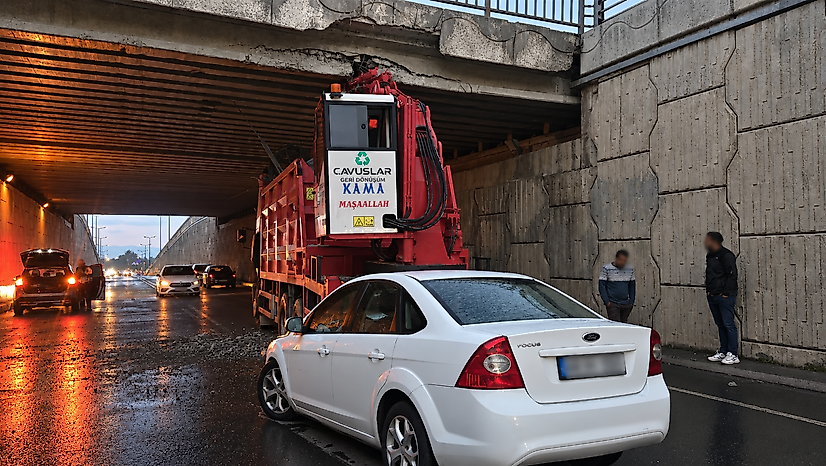 Vinç Köprüye Çarptı, Otomobil Arkadan Vurdu: 2 Yaralı