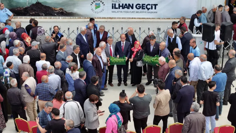 Yeşilyurt Belediyesi'nden Çiftçilere Büyük Destek! 250 Bin Adet Sebze Fidesi Dağıtıldı