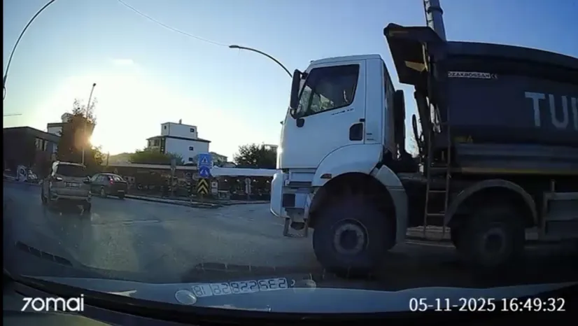 Yeşilyurt'ta Kıl Payı Kaza: Sürücü Ani Frenle Facianın Eşiğinden Döndü