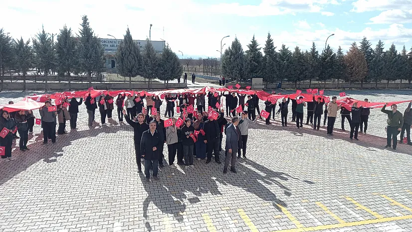 Yeşilyurt'ta Öğrencilerden Anlamlı Bayrak Yürüyüşü