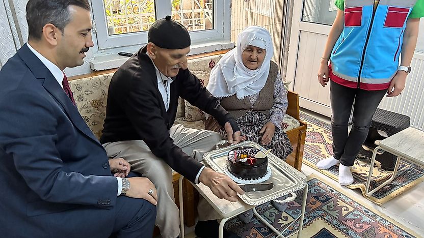 1 Ekim Dünya Yaşlılar Günü'nde 3 Yaşlıya Doğum Günü Sürprizi