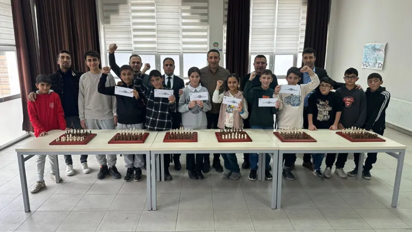 300 Öğrenci Satranç Turnuvasında Yarıştı