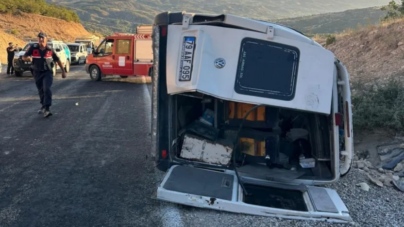 Adıyaman'da tarım işçilerini taşıyan minibüs devrildi: 19 yaralı