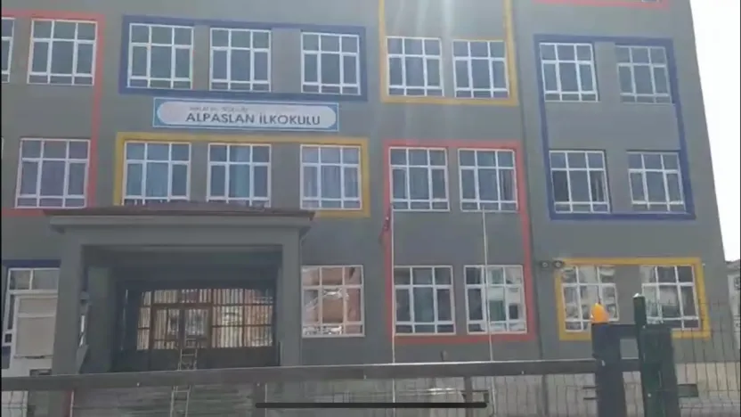 Alparslan İlkokulu Yeniden Açılıyor: Mahalleli Sevinci Aşureyle Paylaştı