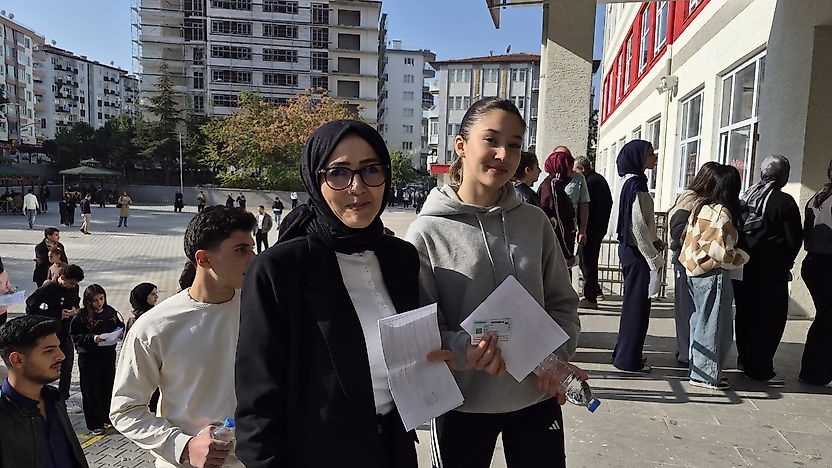 Anne Kızdan KPSS Mesaisi: Aynı Okulda Sınava Girdiler