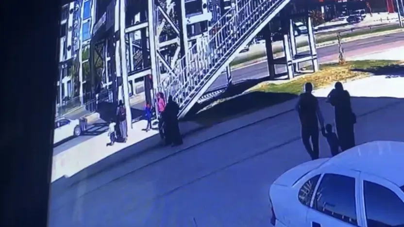 Anne Ve İki Çocuğun Ağır Yaralandığı Feci Kaza Kameraya Yansıdı