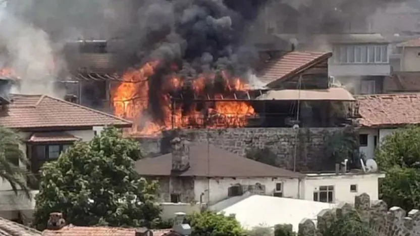 Antalya'da biri otel, 3 iş yeri alevlere teslim oldu