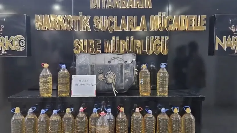 Aracın yakıt deposunda 93 litre sıvı uyuşturucu ele geçirildi