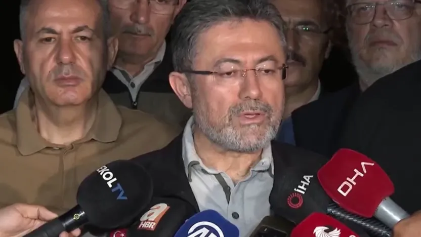 Bakan Yumaklı: Manisa ve İzmir'deki orman yangınları sürüyor