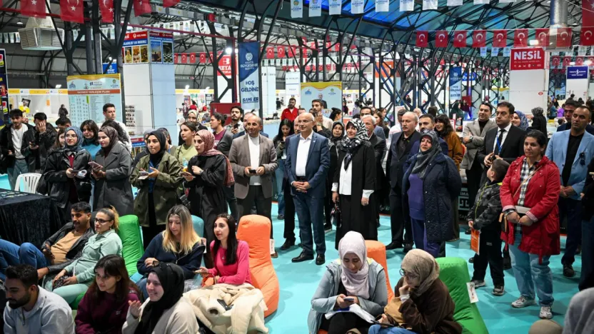 Başkan Sami Er, Kitap Fuarı'nda Yazar ve Vatandaşlarla Buluştu