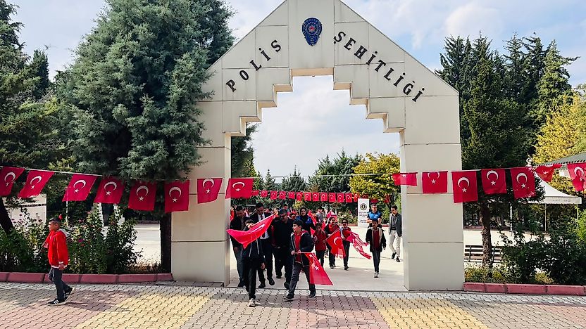 Başkan SELAĞZI Geleceğimizin Teminatı Öğrencilerimizi Şehitlikte Buluşturdu