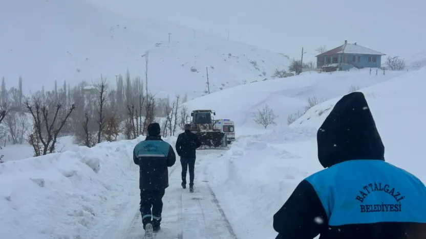 Battalgazi Belediyesi Ekipleri Sağlık Çalışanlarını İş Makinesiyle Hastaya Ulaştırdı