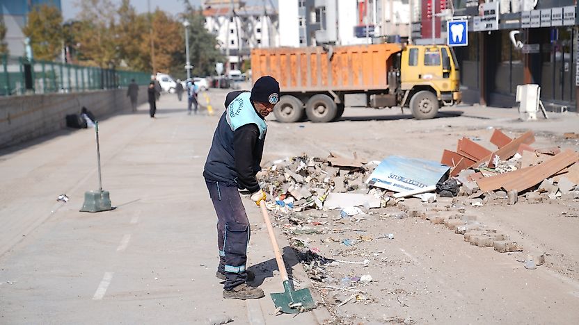 Battalgazi Belediyesi Konteynerlerin Kaldırıldığı Alanlarda Temizliği Sürdürüyor