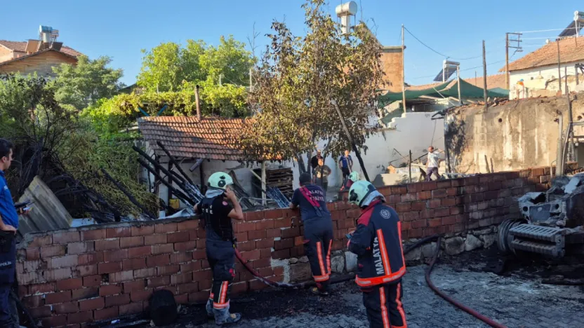 Battalgazi'de ev ve traktör alevlere teslim oldu