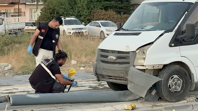 Battalgazi'de Feci Kaza: Kamyonet Yayaya Çarpıp Direği Kırdı