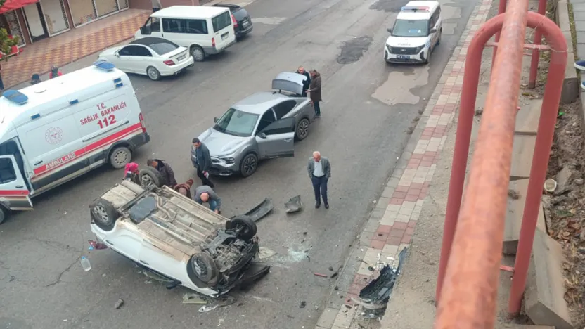 Battalgazi'de Kontrolsüz Araç Yuvarlandı: Küçük Öğrenci Hafif Yaralı