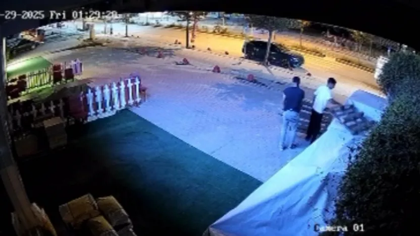 Battalgazi'de Manavın Önündeki Paletler Çalındı: O Anlar Kameraya Yansıdı