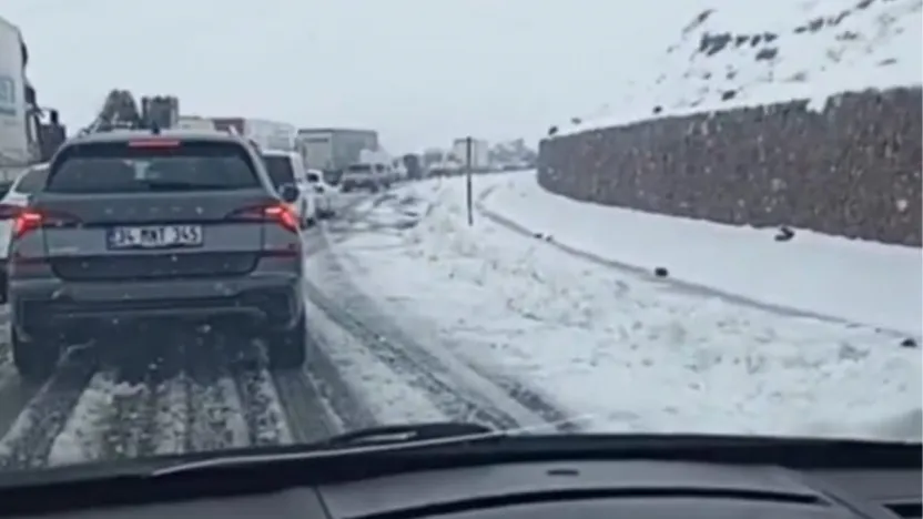 Bingöl-Erzurum yolunda mayıs ayında kar yağışı