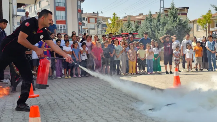Büyükşehir Belediyesi Semt Konakları Öğrencilerine Deprem ve Yangın Eğitimi Verildi