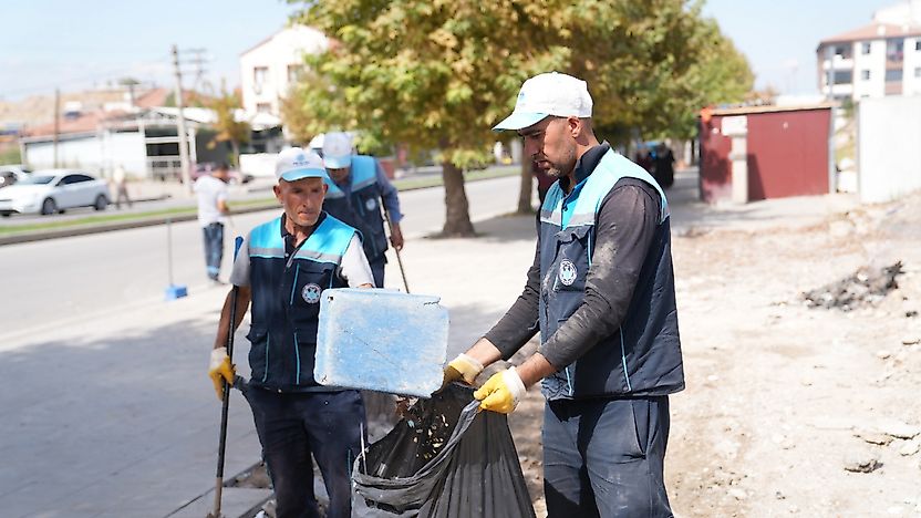 Çatyol Konteyner Çarşısı'nda Boşalan Alanlar Temizleniyor