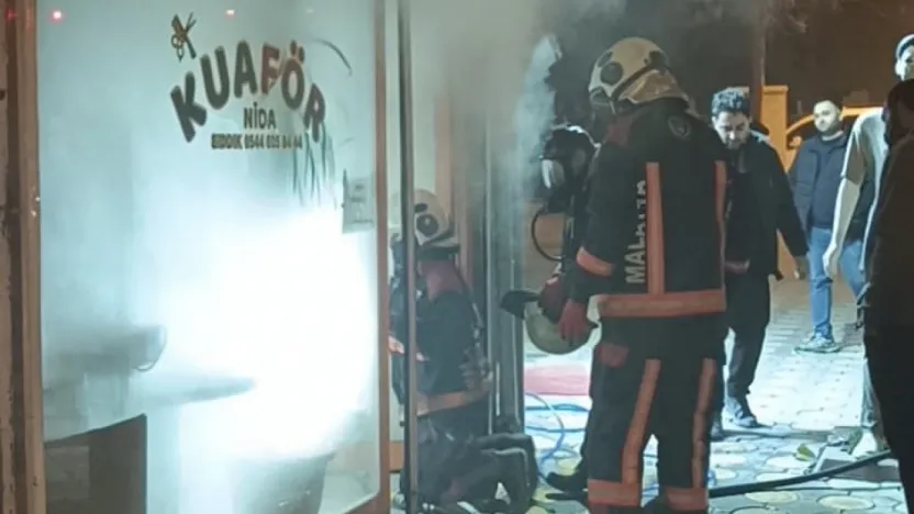 Cezmikartay Caddesi'nde Yangın Paniği: İtfaiye Ekipleri Hızlı Müdahale Etti