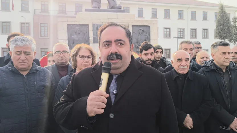 CHP'den İnönü Anıtı'na Çelenk: 'Büyük Liderin Önünde Saygıyla Eğiliyoruz'