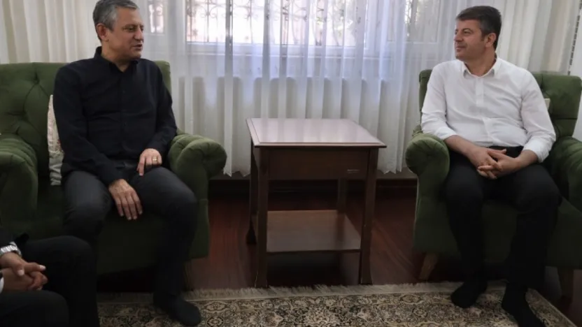 CHP Genel Başkanı Özgür Özel, ev hapsindeki Tutdere'yi ziyaret etti: 'Ayağından eve kelepçelenmesi tam bir akıl tutulması'