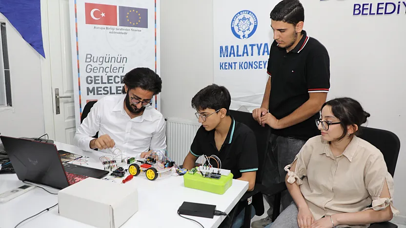 Çocuklar Robotik Kodlamayla Geleceğe Hazırlanıyor