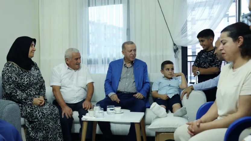 Cumhurbaşkanı Erdoğan, Malatya'da Depremzede Aileyi Yeni Evlerinde Ziyaret Etti