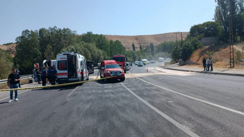 Darende'de Virajı Alamayan Tır Devrildi: Sürücü Yaralı Kurtarıldı