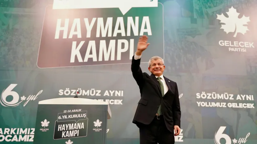 Davutoğlu: 'Türkiye Büyük Bir Güven, Ahlak ve Yönetim Krizi Yaşıyor'