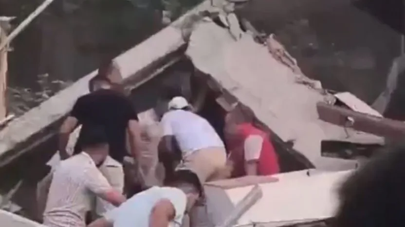 Deprem nedeniyle Balıkesir'de bazı binalar yıkıldı.