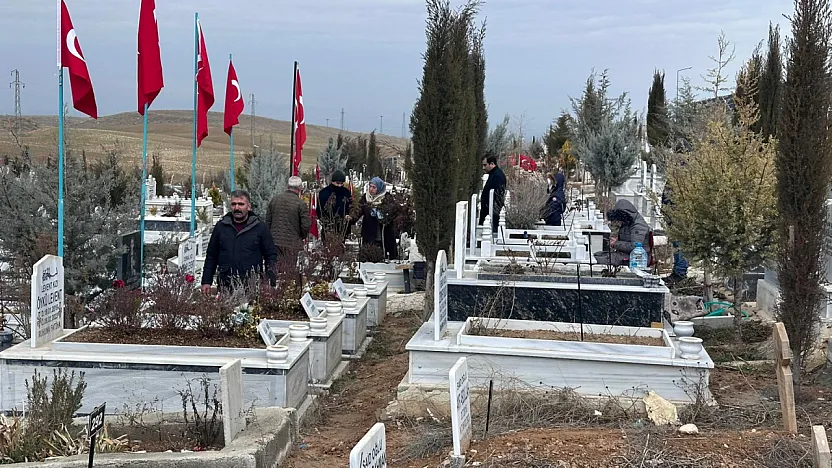 Deprem Şehitliği'nde Hüzünlü Anlar