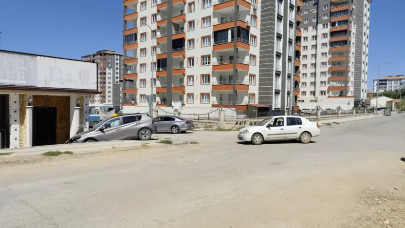 Direksiyon hakimiyetini kaybedince eve çarptı